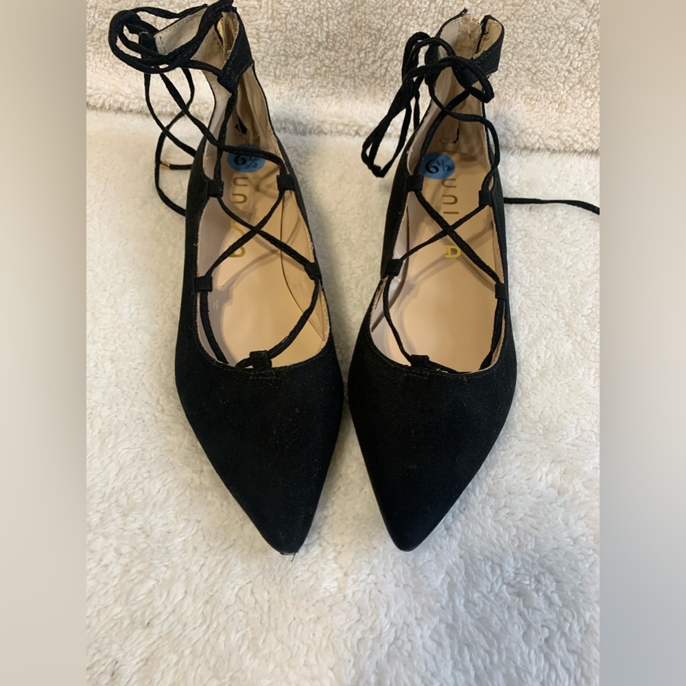 🦋 Unisa Black Suede Lace Up Toe Wrap Flat. Size 6 1/2